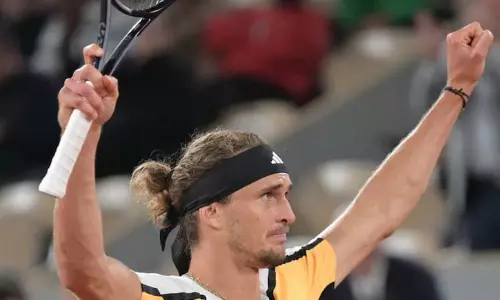 பாரீஸ் மாஸ்டர்ஸ் டென்னிஸ்; ஸ்வரேவ் அடுத்த சுற்றுக்கு முன்னேற்றம் பாரீஸ் மாஸ்டர்ஸ் டென்னிஸ்; ஸ்வரேவ் அடுத்த சுற்றுக்கு முன்னேற்றம்