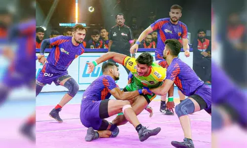 புரோ கபடி லீக்: பாட்னா பைரேட்ஸ், யு மும்பா அணிகள் வெற்றி