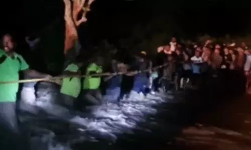 ஸ்ரீவில்லிபுத்தூர் அருகே மேற்கு தொடர்ச்சி மலை அடிவாரப் பகுதியில் திடீர் வெள்ளம் - பக்தர்கள் சிக்கித்தவிப்பு