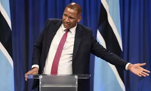 போட்ஸ்வானாவில் 58 ஆண்டுகளுக்குப்பின் ஆட்சி மாற்றம்; புதிய அதிபராக டுமா பொகோ பதவியேற்பு