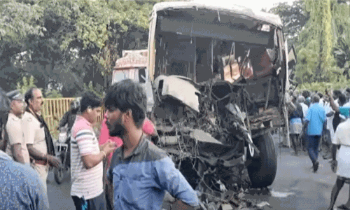 சென்னை-திருச்சி தேசிய நெடுஞ்சாலையில் லாரி மீது அரசு பேருந்து மோதி விபத்து; டிரைவர், கண்டக்டர் படுகாயம்