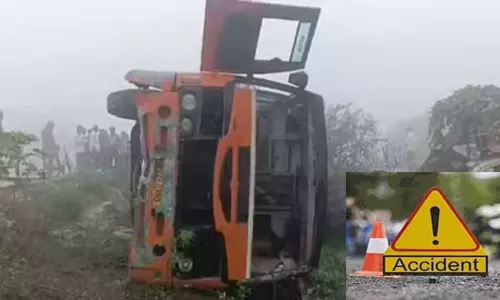 உத்தரபிரதேசத்தில் பஸ் கவிழ்ந்து 25 பேர் காயம்