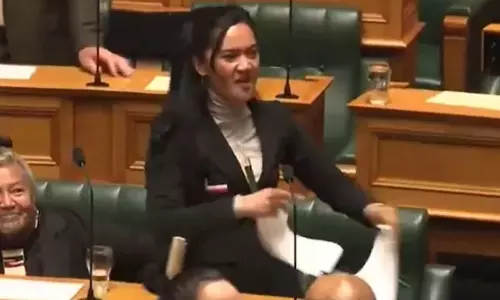 மசோதாவுக்கு எதிர்ப்பு:  நியூசிலாந்து நாடாளுமன்றத்தை அதிரவைத்த இளம் பெண் எம்.பி.