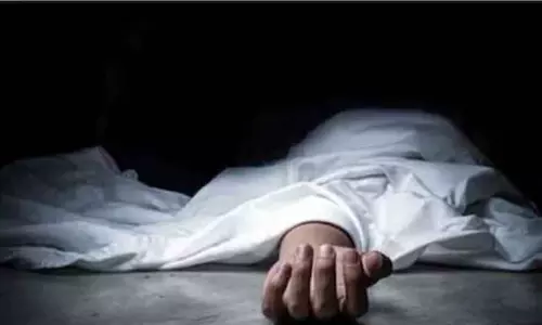 லாரிக்கு அடியில் படுத்து உறங்கிய தொழிலாளிக்கு நேர்ந்த விபரீதம் லாரிக்கு அடியில் படுத்து உறங்கிய தொழிலாளிக்கு நேர்ந்த விபரீதம்