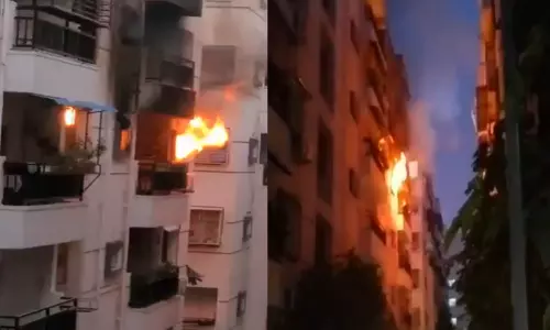 தெலுங்கானாவில் அடுக்குமாடி குடியிருப்பில் தீ விபத்து தெலுங்கானாவில் அடுக்குமாடி குடியிருப்பில் தீ விபத்து