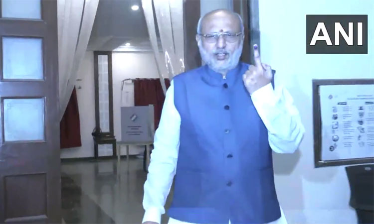 மும்பை ராஜ்பவனில் உள்ள வாக்குச்சாவடியில் அம்மாநில... ... சட்டசபை தேர்தல்: 5 மணி நிலவரம்.. மராட்டியம்-58.22, ஜார்கண்ட்-67.59 சதவீத வாக்குப்பதிவு