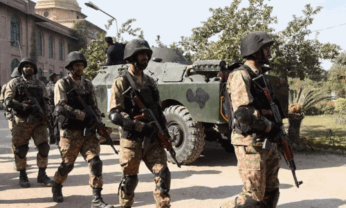 பாகிஸ்தானில் தற்கொலை படை தாக்குதல்; 12 பாதுகாப்பு படை வீரர்கள் பலி பாகிஸ்தானில் தற்கொலை படை தாக்குதல்; 12 பாதுகாப்பு படை வீரர்கள் பலி