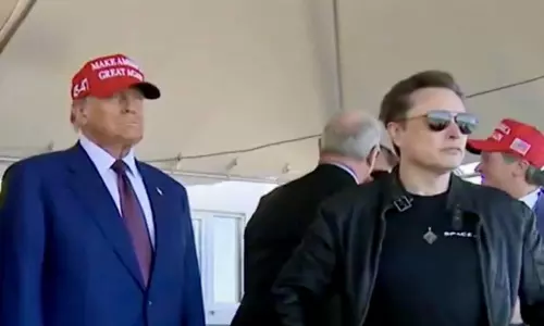 ஸ்டார்ஷிப் விண்கலம்: சோதனையை நேரில் பார்வையிட்ட டிரம்ப் ஸ்டார்ஷிப் விண்கலம்: சோதனையை நேரில் பார்வையிட்ட டிரம்ப்