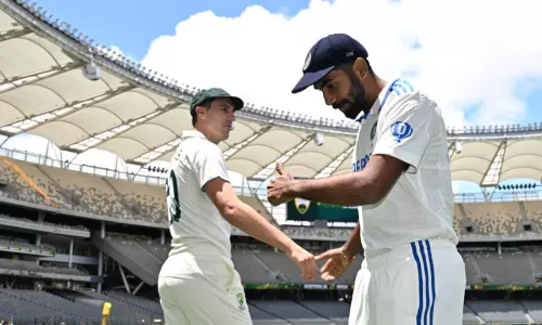 பெர்த் டெஸ்ட்; டாஸ் வென்ற இந்தியா பேட்டிங் தேர்வு