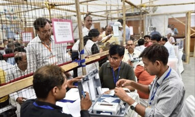 மும்பை, மராட்டியத்தில் மொத்தமுள்ள 288... ... மராட்டியத்தில் பாஜக கூட்டணி வெற்றி: ஜார்கண்ட்டில் இந்தியா கூட்டணி வெற்றி மும்பை, மராட்டியத்தில் மொத்தமுள்ள 288... ... மராட்டியத்தில் பாஜக கூட்டணி வெற்றி: ஜார்கண்ட்டில் இந்தியா கூட்டணி வெற்றி