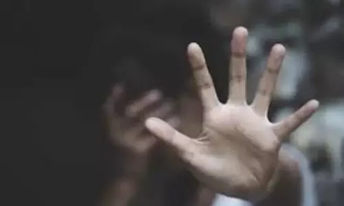 நண்பருடன் கோவிலுக்கு சென்ற சிறுமிக்கு காத்திருந்த அதிர்ச்சி