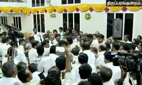 நெல்லை, கும்பகோணத்தை தொடர்ந்து மதுரையிலும் அதிமுக கூட்டத்தில் தள்ளுமுள்ளு