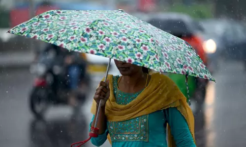 சென்னையில் பனிமூட்டத்துடன் விட்டுவிட்டு மழை