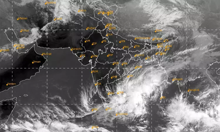 சென்னையில் நள்ளிரவில் வெளுத்து வாங்கிய மழை சென்னையில் நள்ளிரவில் வெளுத்து வாங்கிய மழை