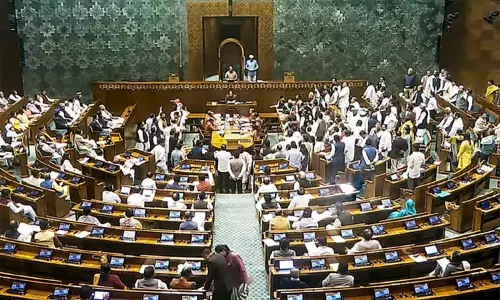 எதிர்க்கட்சிகள் அமளி: நாடாளுமன்ற இரு அவைகளும் நாள் முழுவதும் ஒத்திவைப்பு