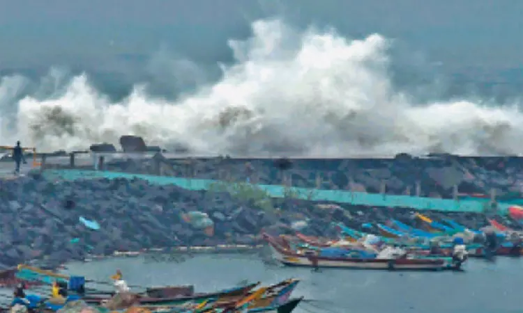 ஆழ்ந்த காற்றழுத்தத் தாழ்வு மண்டலத்தால் கொந்தளிக்கும் கடல் ஆழ்ந்த காற்றழுத்தத் தாழ்வு மண்டலத்தால் கொந்தளிக்கும் கடல்