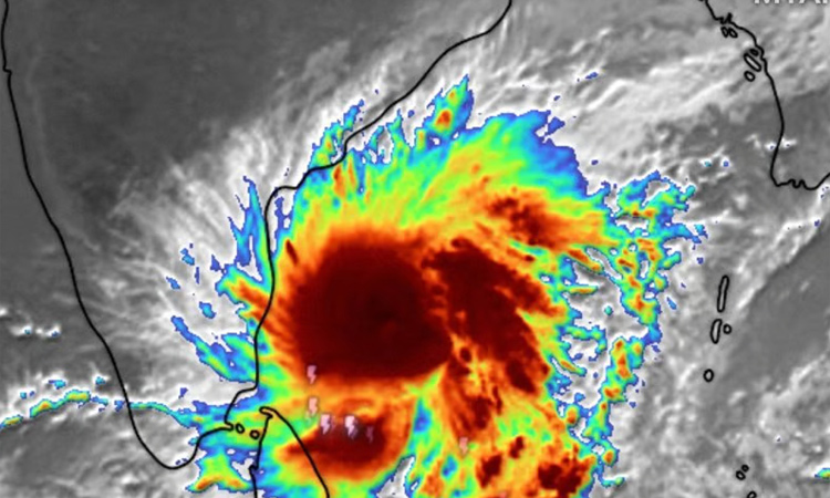 தமிழக கடற்பகுதியை நெருங்கும் பெஞ்சல் தமிழக கடற்பகுதியை நெருங்கும் பெஞ்சல்