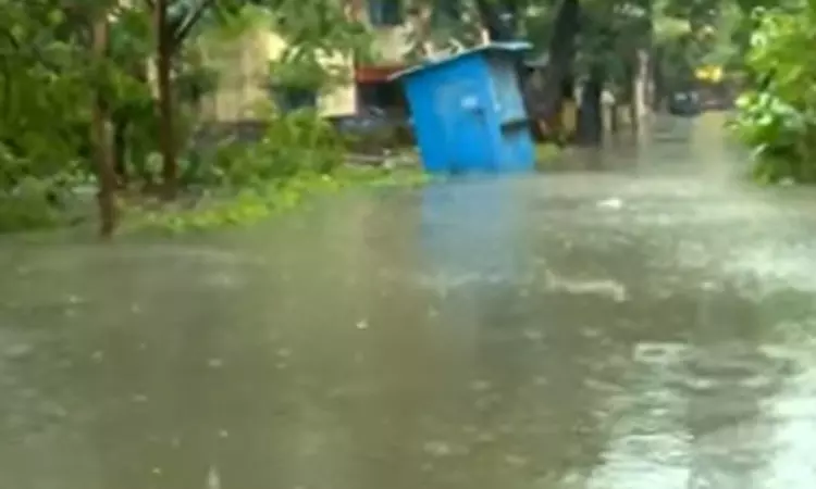 சென்னை வேளச்சேரி தண்டீஸ்வரம்   7-வது அவன்யூவில்... ... மாமல்லபுரம்-புதுச்சேரி இடையே பெஞ்சல்  புயல் கரையைக் கடந்தது