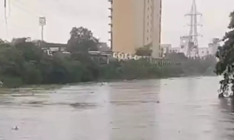  கனமழை காரணமாக கூவம் ஆற்றின் இருபுறங்களிலும் வெள்ள... ... மாமல்லபுரம்-புதுச்சேரி இடையே பெஞ்சல்  புயல் கரையைக் கடந்தது