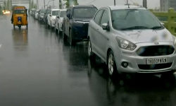 சென்னை வேளச்சேரி மேம்பாலத்தில் அணிவகுத்து நிற்கும் கார்கள் சென்னை வேளச்சேரி மேம்பாலத்தில் அணிவகுத்து நிற்கும் கார்கள்