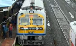 தண்டவாளத்தில் மழை நீர் - மின்சார ரெயில்கள் தற்காலிகமாக நிறுத்தம்