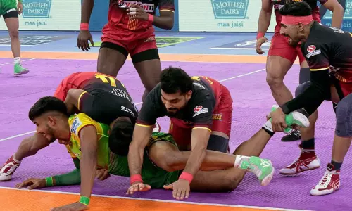 புரோ கபடி லீக்; பெங்களூரு புல்ஸ் - குஜராத் ஜெயண்ட்ஸ் அணிகள் இன்று மோதல்