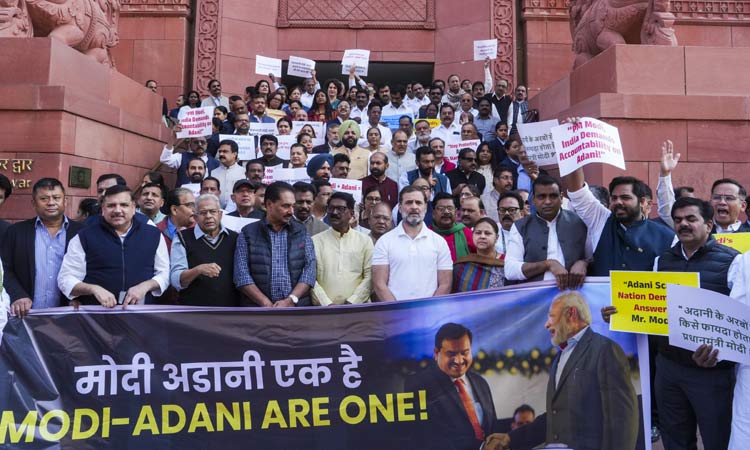 நாடாளுமன்ற வளாகத்தில் இந்தியா கூட்டணி எம்.பி.க்கள் போராட்டம்