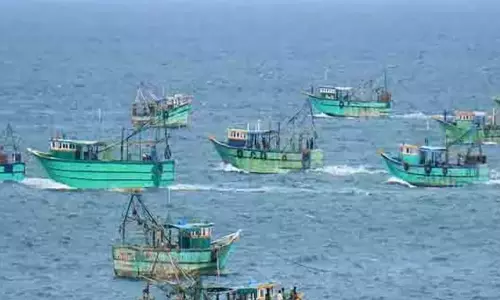 பழவேற்காடு மீனவர்கள் நாளை  கடலுக்கு செல்ல தடை