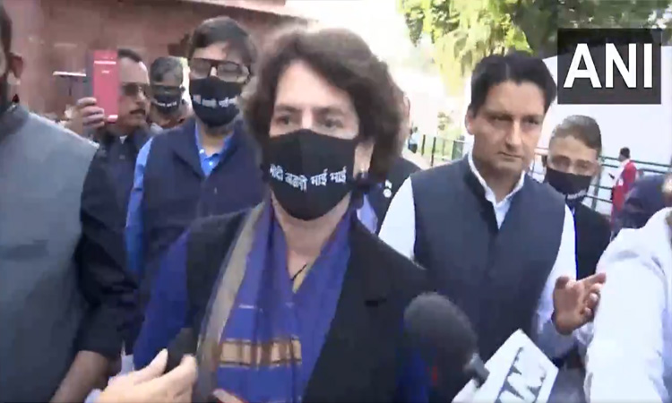 அரசியலமைப்பு புத்தகத்தை ஏந்தி ராகுல், பிரியங்கா பேரணி