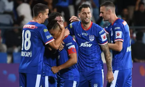 ஐ.எஸ்.எல். கால்பந்து; பரபரப்பான ஆட்டத்தில் கேரளாவை வீழ்த்திய பெங்களூரு எப்.சி ஐ.எஸ்.எல். கால்பந்து; பரபரப்பான ஆட்டத்தில் கேரளாவை வீழ்த்திய பெங்களூரு எப்.சி