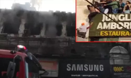 டெல்லி: தனியார் உணவகத்தில் தீ விபத்து ஏற்பட்ட நிலையில் பக்கத்து மாடியில் குதித்து தப்பித்த மக்கள்