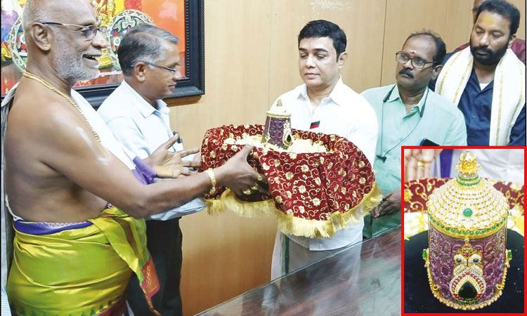 ஸ்ரீரங்கம் ரெங்கநாதருக்கு வைர கிரீடத்தை காணிக்கையாக வழங்கிய இஸ்லாமிய பக்தர்