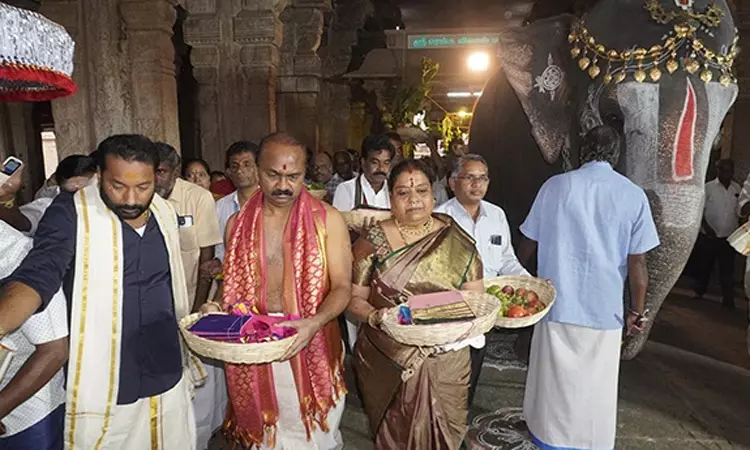 ஸ்ரீரங்கம் ரெங்கநாதருக்கு பட்டு வஸ்திரம் சமர்ப்பித்த திருப்பதி தேவஸ்தான அதிகாரி