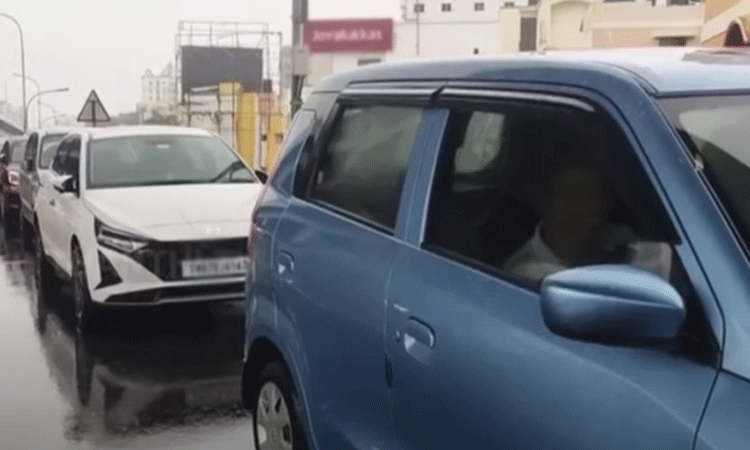 அலெர்ட்டான சென்னை மக்கள்: மீண்டும் கார் பார்க்கிங்காக மாறிய வேளச்சேரி பாலம்