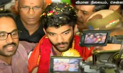 உலக செஸ் சாம்பியன் குகேஷுக்கு சென்னை விமான நிலையத்தில் உற்சாக வரவேற்பு உலக செஸ் சாம்பியன் குகேஷுக்கு சென்னை விமான நிலையத்தில் உற்சாக வரவேற்பு