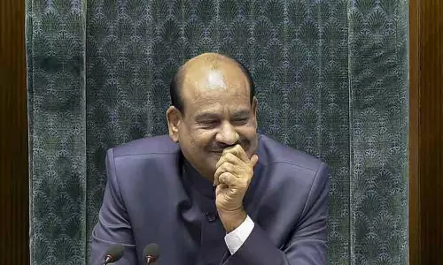 மக்களவையில் ஒரே நாடு ஒரே தேர்தல் மசோதா தாக்கல்- எதிர்க்கட்சிகள் கடும் எதிர்ப்பு மக்களவையில் ஒரே நாடு ஒரே தேர்தல் மசோதா தாக்கல்- எதிர்க்கட்சிகள் கடும் எதிர்ப்பு