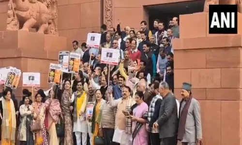 நாடாளுமன்ற வளாகத்தில் பாஜக எம்.பி.க்கள் போராட்டம்