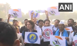 நாடாளுமன்றம் வெளியே எதிர்க்கட்சிகள் போராட்டம்