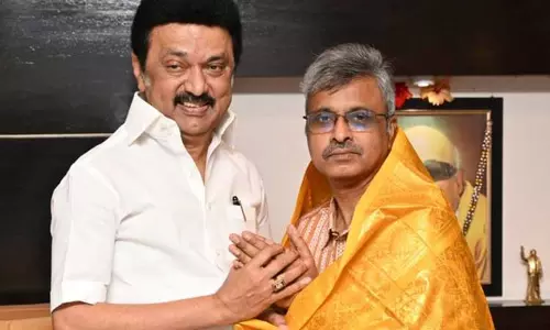 முதல்-அமைச்சர்  மு.க.ஸ்டாலினை சந்தித்து வாழ்த்து பெற்ற எழுத்தாளர் வேங்கடாசலபதி