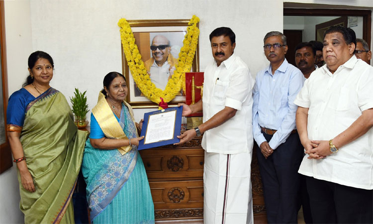 கருணாநிதி நூல்கள் நாட்டுடைமை: அரசாணையை ராஜாத்தி அம்மாளிடம் வழங்கினார் அமைச்சர் சாமிநாதன்