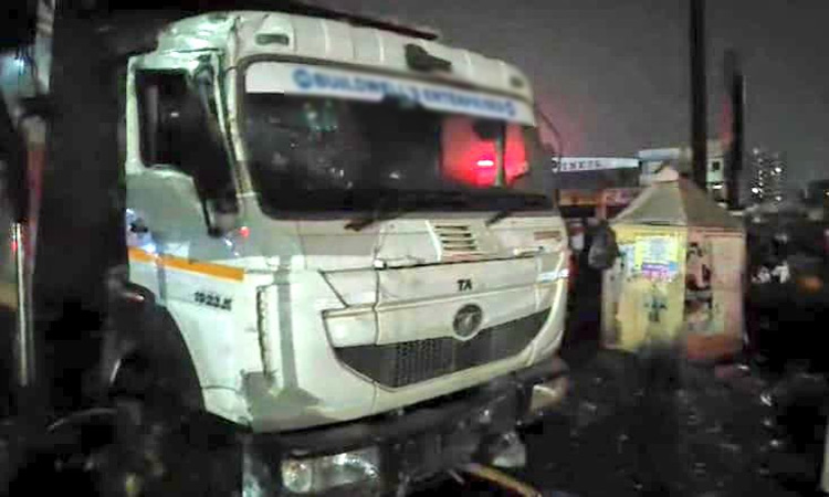 நடைமேடையில் தூங்கிக் கொண்டிருந்தவர்கள் மீது லாரி மோதியதில் 3 பேர் பலி