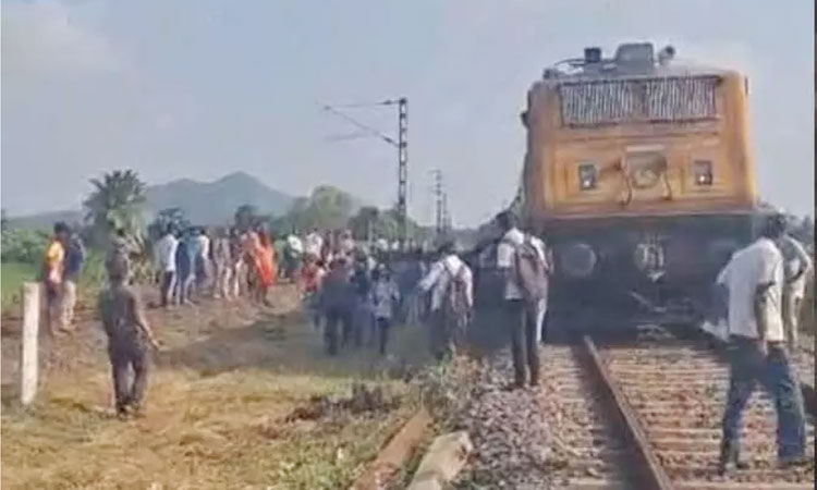 திண்டிவனம் அருகே ரெயில் தண்டவாளத்தில் திடீர் விரிசல்: பெரும் அசம்பாவிதம் தவிர்ப்பு