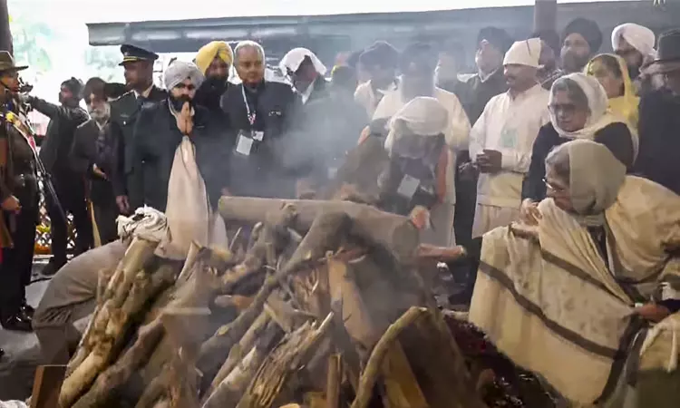 அரசு மரியாதையுடன் மன்மோகன் சிங் உடல் தகனம்