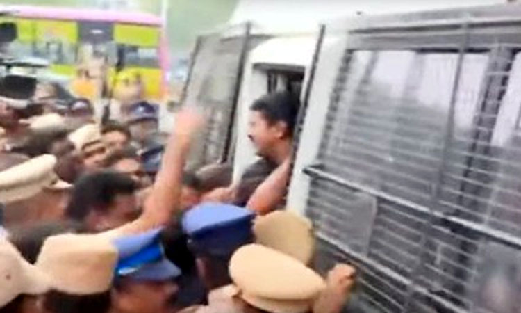 தடையை மீறி போராட்டம் - சீமான் கைது