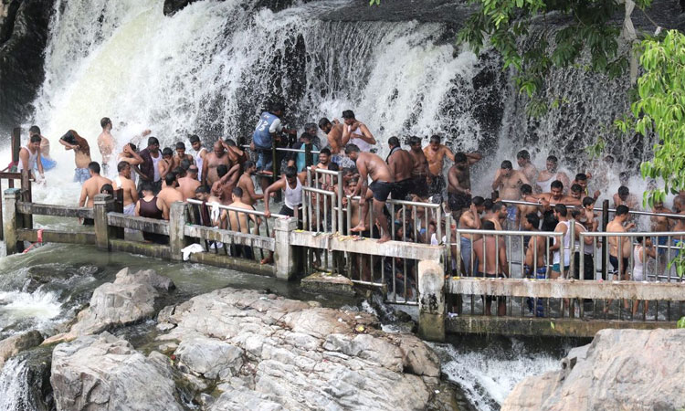 புத்தாண்டு விடுமுறை: ஒகேனக்கல்லில் குவிந்த சுற்றுலா பயணிகள்