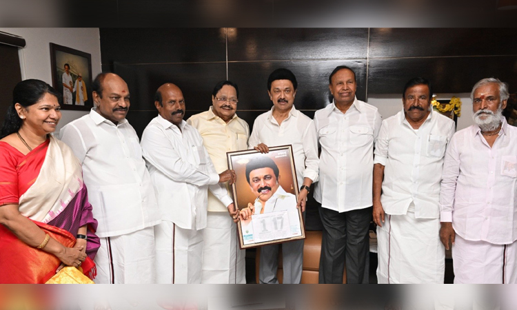 புத்தாண்டையொட்டி முதல்-அமைச்சர் மு.க.ஸ்டாலினை சந்தித்து வாழ்த்து பெற்ற அமைச்சர்கள், எம்.பி.க்கள்