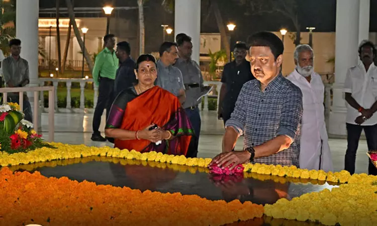 கருணாநிதி நினைவிடத்தில் முதல்-அமைச்சர் மு.க.ஸ்டாலின் மலர்தூவி மரியாதை