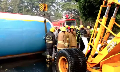 கோவையில் டேங்கர் லாரி கவிழ்ந்து விபத்து: எரிவாயு கசிந்ததால் பரபரப்பு கோவையில் டேங்கர் லாரி கவிழ்ந்து விபத்து: எரிவாயு கசிந்ததால் பரபரப்பு