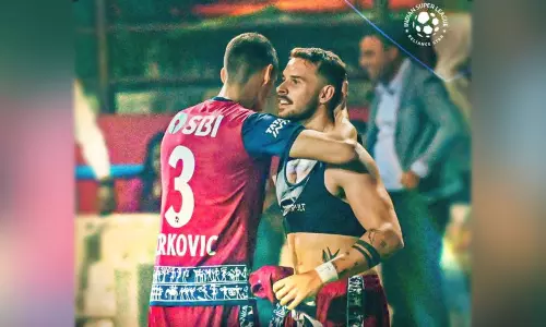 ஐ.எஸ்.எல். கால்பந்து தொடர்: பெங்களூருவை வீழ்த்தி திரில் வெற்றி பெற்ற ஜாம்ஷெட்பூர் எப்.சி ஐ.எஸ்.எல். கால்பந்து தொடர்: பெங்களூருவை வீழ்த்தி திரில் வெற்றி பெற்ற ஜாம்ஷெட்பூர் எப்.சி