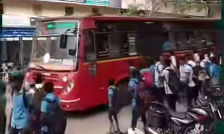 அரசு பஸ்சில் இருந்து கீழே விழுந்த பள்ளி மாணவர்கள் - நெல்லையில் பரபரப்பு ...